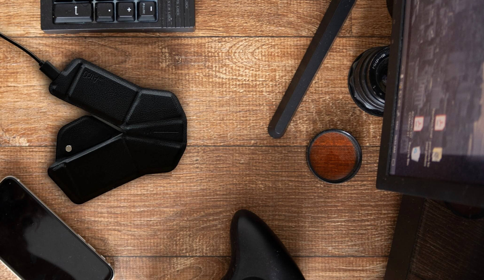 lifestyle-orimouse-battery-flatlay.jpg